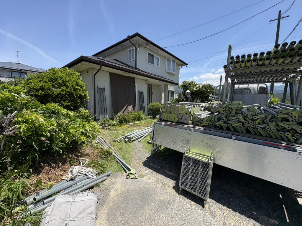 下伊那郡松川町　足場の組立後に軒天や外壁を洗浄作業　玄関まわりまで丁寧に下地を整えた現場